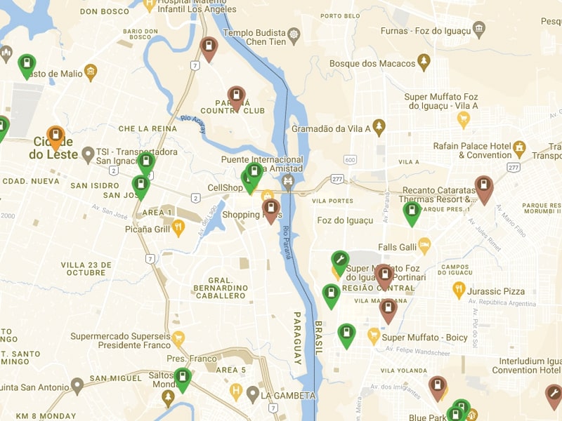 Mapa de Foz do Iguaçu destacando a localização de carregadores para carros elétricos. O mapa mostra diversos pontos marcados com ícones que indicam a presença de estações de carregamento em diferentes áreas da cidade, incluindo regiões próximas a pontos turísticos, hotéis e centros comerciais.