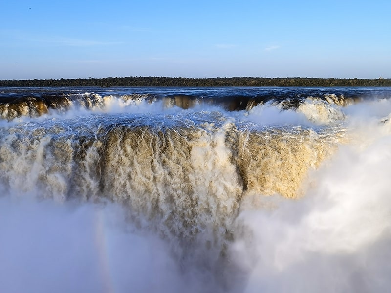 Close das imponentes quedas d'água da Garganta do Diabo em Cataratas Del Iguazu, com a névoa intensa e a água caindo em grande volume.