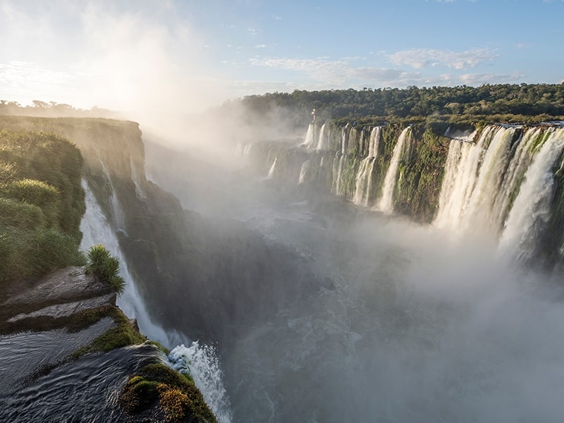 Imagem da Garganta do Diabo em Cataratas Del Iguazu, destacando as majestosas quedas d'água e a névoa que se eleva ao redor, criando uma atmosfera impressionante.