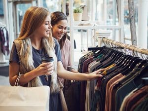 Duas amigas exploram lojas e aproveitam as compras no Paraguai, escolhendo produtos que podem ser trazidos para o Brasil sem serem taxados, como roupas, acessórios e eletrônicos dentro dos limites permitidos.