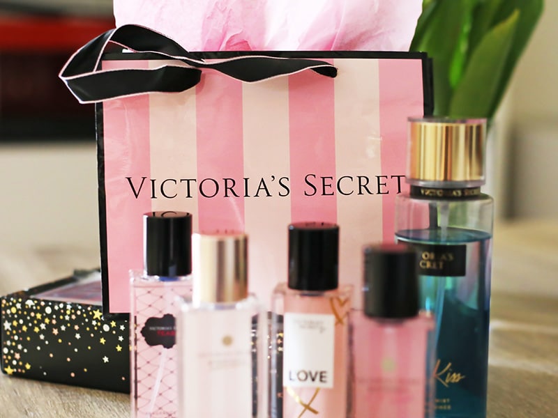 Caixa de presentes da Victoria’s Secret com perfumes em destaque, disponível em lojas de Ciudad del Este, Paraguai.