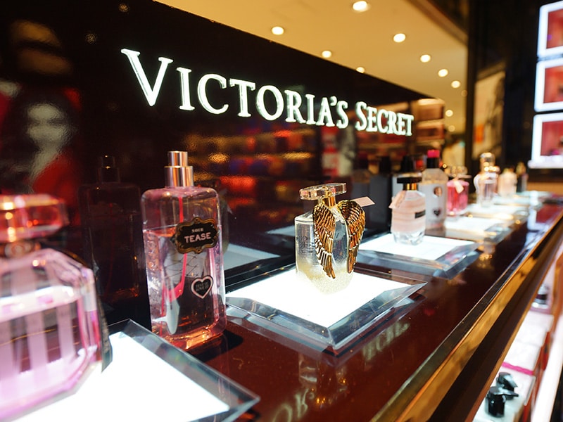 Nova loja da Victoria’s Secret em Ciudad del Este, exibindo uma coleção de perfumes luxuosos com design elegante e iluminação sofisticada.