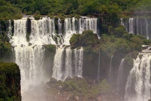 Visão panorâmica das majestosas Cataratas do Iguaçu, parte do percurso do Macuco Safari, que oferece uma experiência única na natureza.