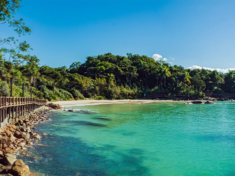 Bombinhas é um ótimo lugar para viajar no verão