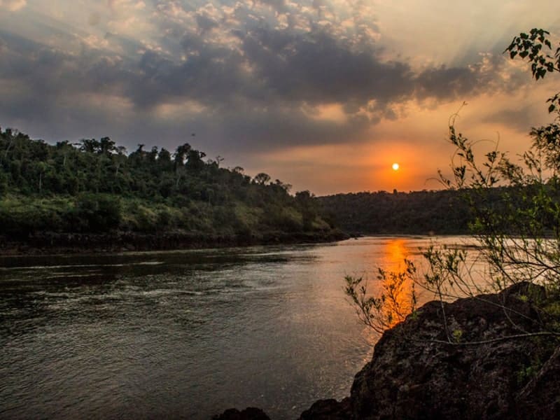 Pôr do sol sobre o rio Iguaçu