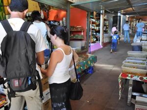 visitantes-feirinha-puerto-iguazu